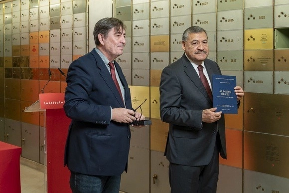 De izquierda a derecha: el director del Instituto Cervantes, Luis García Montero, y el rector de la Universidad Autónoma de Nuevo León, Santos Guzmán, depositando el legado in memoriam de Alfonso Reyes en la Caja de las Letras. Foto Europa Press