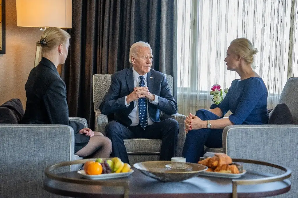 En esta fotografía cortesía de la Casa Blanca, obtenida el 22 de febrero de 2024, el presidente estadounidense Joe Biden (C) se reúne con Yulia Navalnaya (R), viuda del líder de la oposición del Kremlin Alexei Navalny, quien murió la semana pasada en una prisión rusa, y su hija. Dasha Navalnaya (izq.) en San Francisco, California. 
Foto Afp/ Casa Blanca