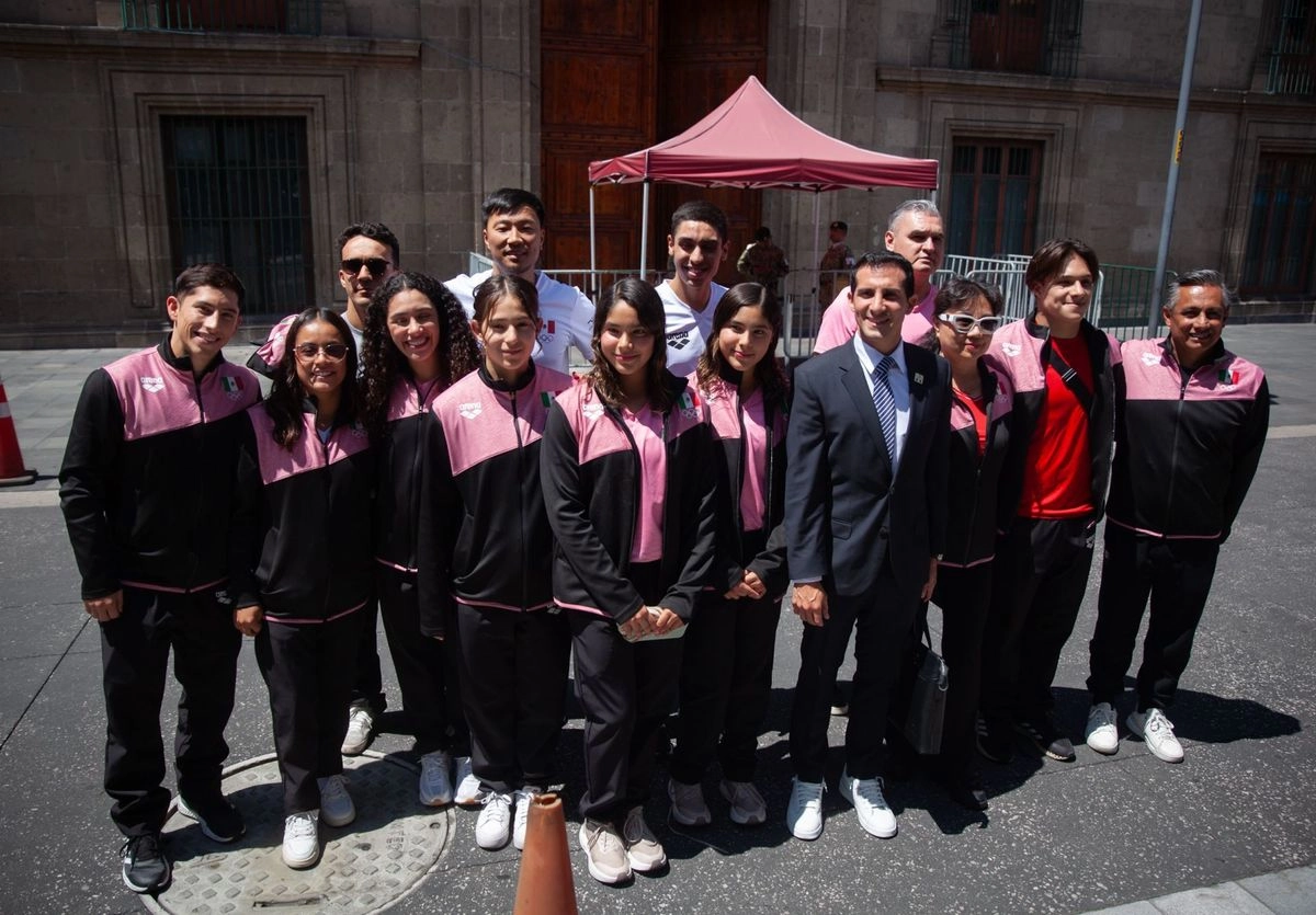 A la recepción también acudieron entrenadores y directivos, entre ellos la entrenadora Ma Jin, quien preparó a Olvera, así como el presidente de la Federación Mexicana de Clavados, Fernando Platas.
