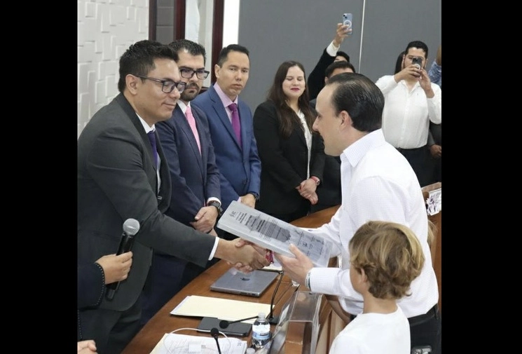 En el IEC, Manolo Jiménez recibió las constancia de mayoría que lo acredita como gobernador electo. Foto Tomada del Twitter @IEC_Coahuila