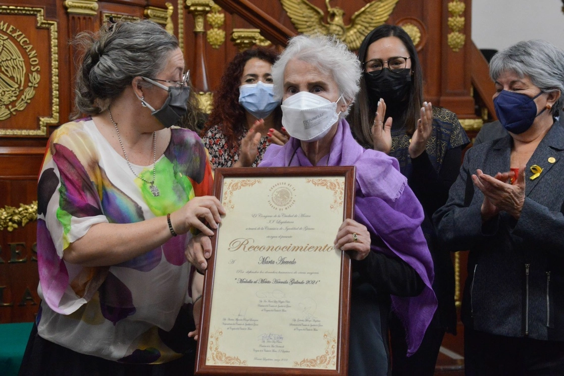 Marta Acevedo recibió la medalla al mérito "Hermita Galindo 2021" durante la sesión solemne del Congreso de la Ciudad de México, el 29 de marzo de 2022. Foto Cuartoscuro 