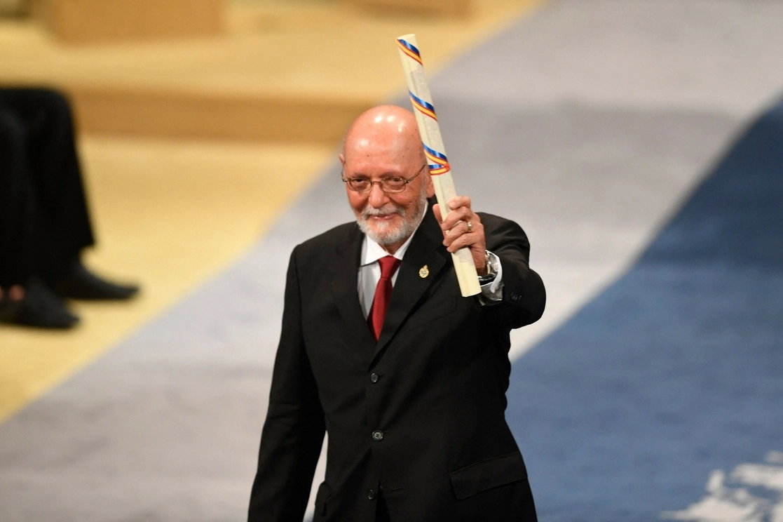En su discurso de agradecimiento, Matos Moctezuma rindió homenaje a sus maestras de profesión y vida, entre los que citó a Miguel León Portilla y Alfredo López Austin. Foto: Afp