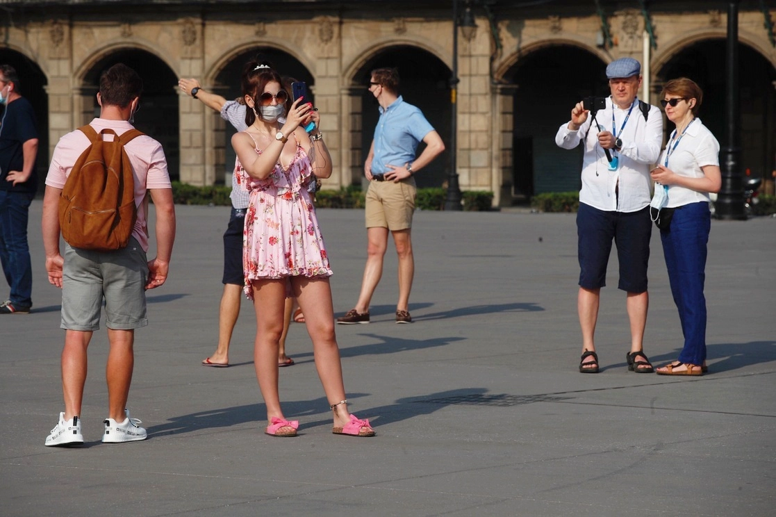 Turistas pasean por el Zócalo, en la Ciudad de México. Foto Cristina Rodríguez / Archivo