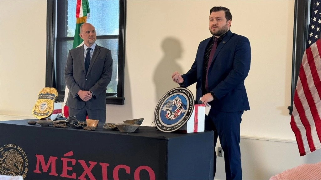 El gobierno de México, por medio del Consulado en Seattle, Estados Unidos, recibió en restitución 35 piezas arqueológicas de origen mexicano, entregadas por el Departamento de Seguridad Nacional. Imagen tomada de @SRE_mx