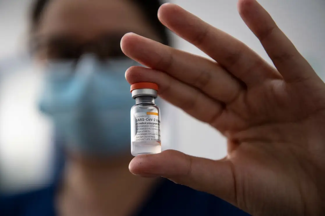 Este mismo fin de semana podrán aplicarse las dosis de la vacuna Coronav de la farmacéutica china Sinovac, informó el canciller Marcelo Ebrard, tras la recepción del certificado para aplicar el biológico en el país. Foto Afp / Archivo