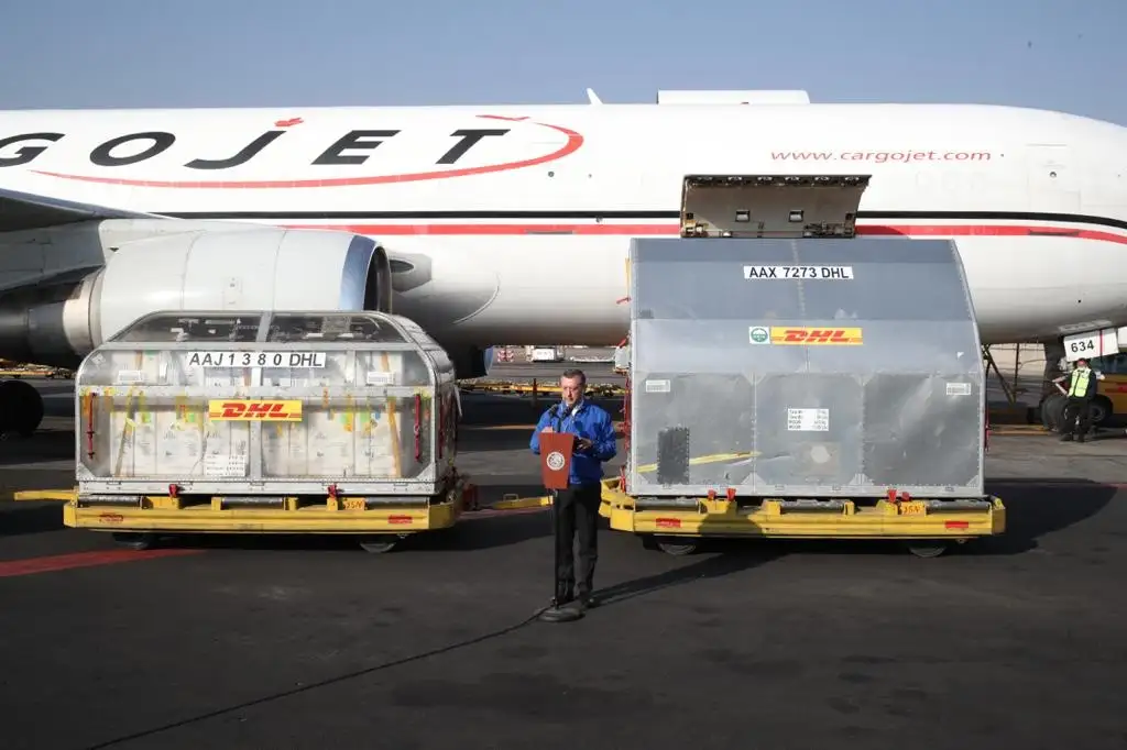 Dos contenedores con 477 mil 500 dosis de vacuna contra el Covid-19, producidas por Pfizer, arribaron al Aeropuerto Benito Juárez de la Ciudad de México y fueron recibidas por el director de Birmex, Pedro Zenteno, el 30 de marzo de 2021. Foto José Antonio López