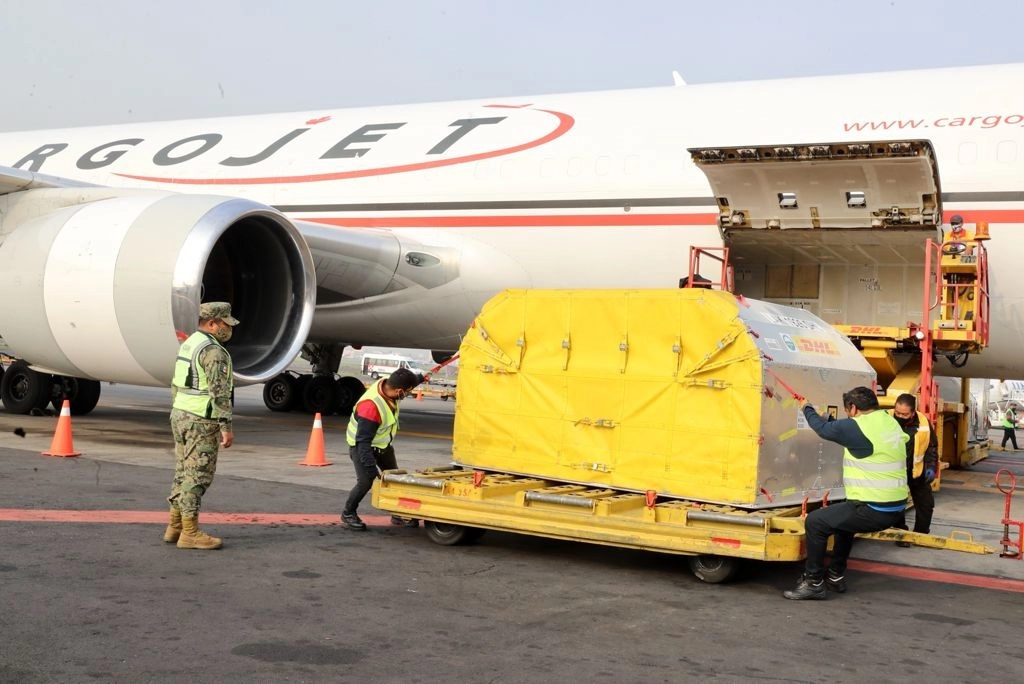Un nuevo lote de vacunas producidas por la farmacéutica Pfizer-BioNTech arribó al Aeropuerto Internacional en la Ciudad de México este miércoles. Foto Roberto García Ortiz