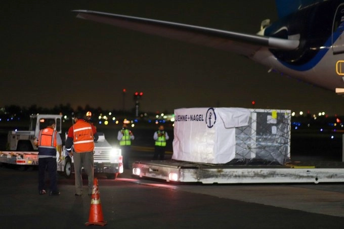 Un millón 75 mil 200 dosis envasadas del biológico de AstraZeneca arribaron esta madrugada al Aeropuerto Internacional de la Ciudad de México. Ésta es la primera entrega del Fondo de Acceso Global para Vacunas Covid-19 (Covax, por sus siglas en inglés) de las Naciones Unidas. Foto tomada del Twitter de @SRE_mx