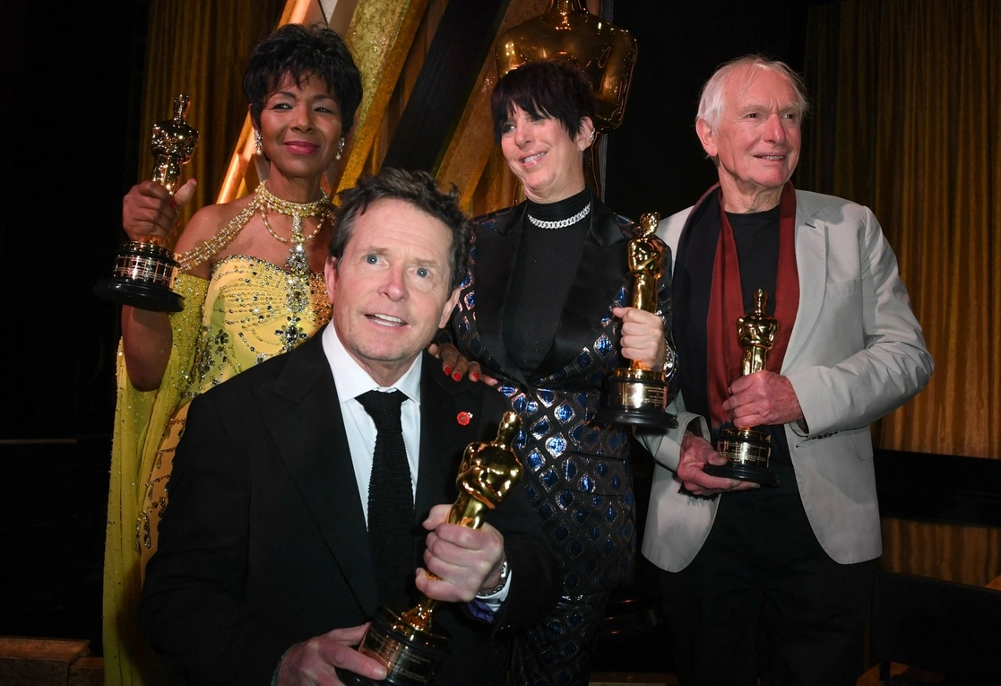 El director Euzhan Palcy, Michael J. Fox, la autora Diane Warren y el director Peter Weir posan con sus estatuillas. Foto  Afp