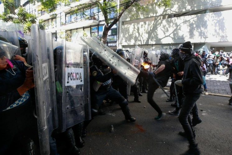Elemento de la policía capitalina encara a un encapuchado tras una agresión durante una protesta el pasado 05 de junio de 2020. Foto Alfredo Domínguez