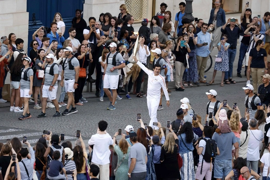 La llama olímpica durante la marcha del relevo de la antorcha, en la Plaza Vendome, en París, el 14 de julio de 2024. 