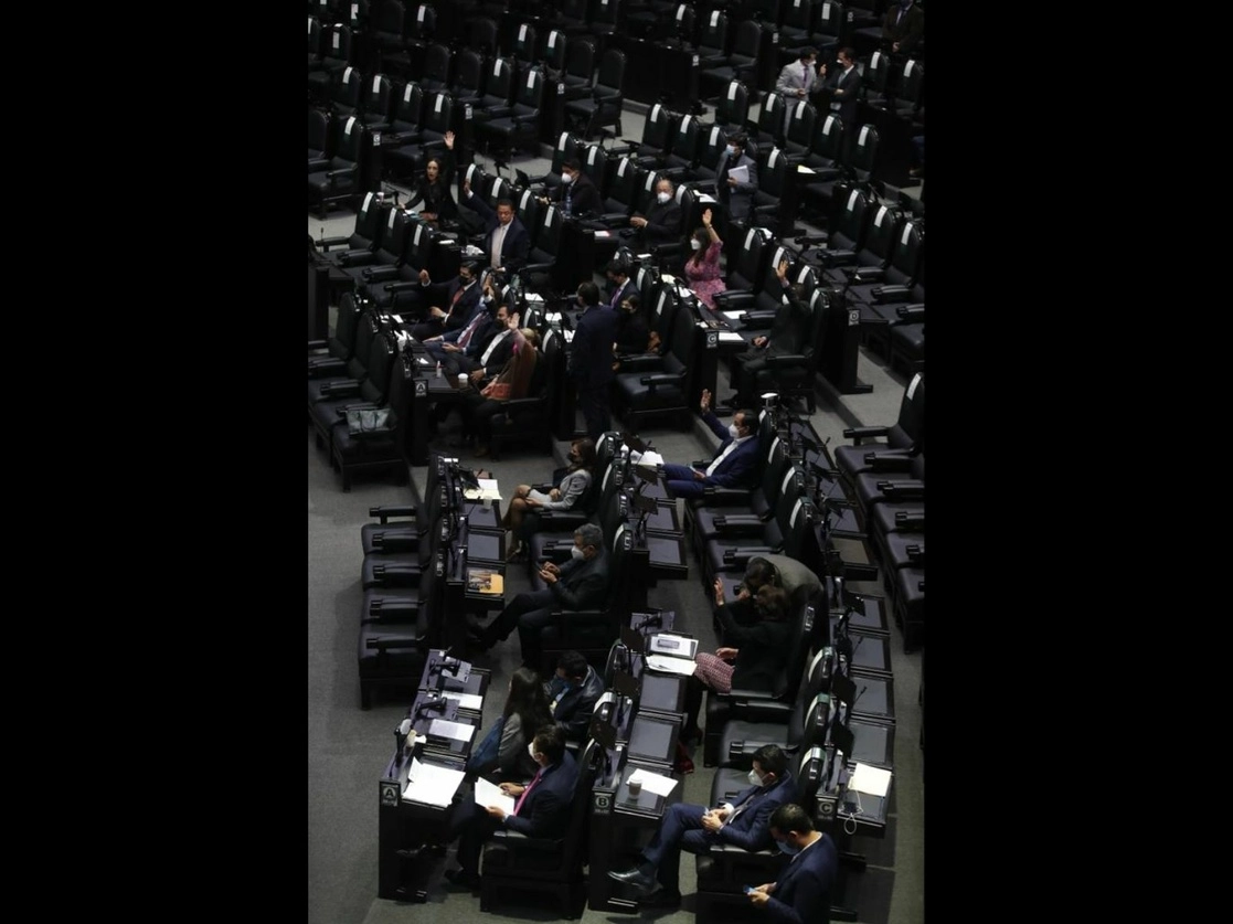 Legisladores durante la sesión de la Comisión Permanente en la Cámara de Senadores, en la Ciudad de México, el 19 de enero de 2022. Foto José Antonio López