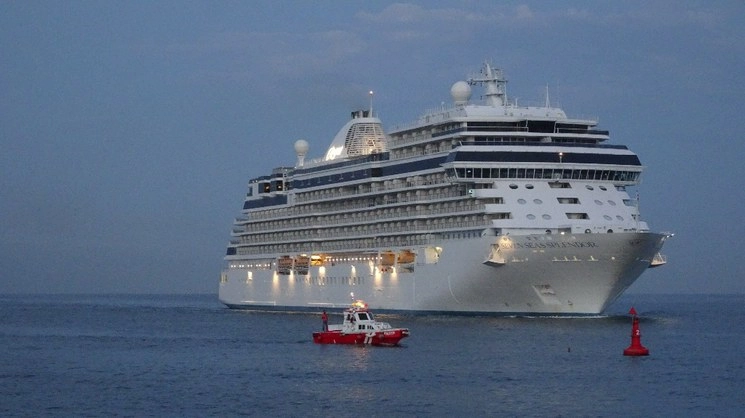 El Seven Seas Splendor estará atracado y resguardado durante 30 días en Puerto Vallarta. Foto Cortesía Administración Portuaria Integral