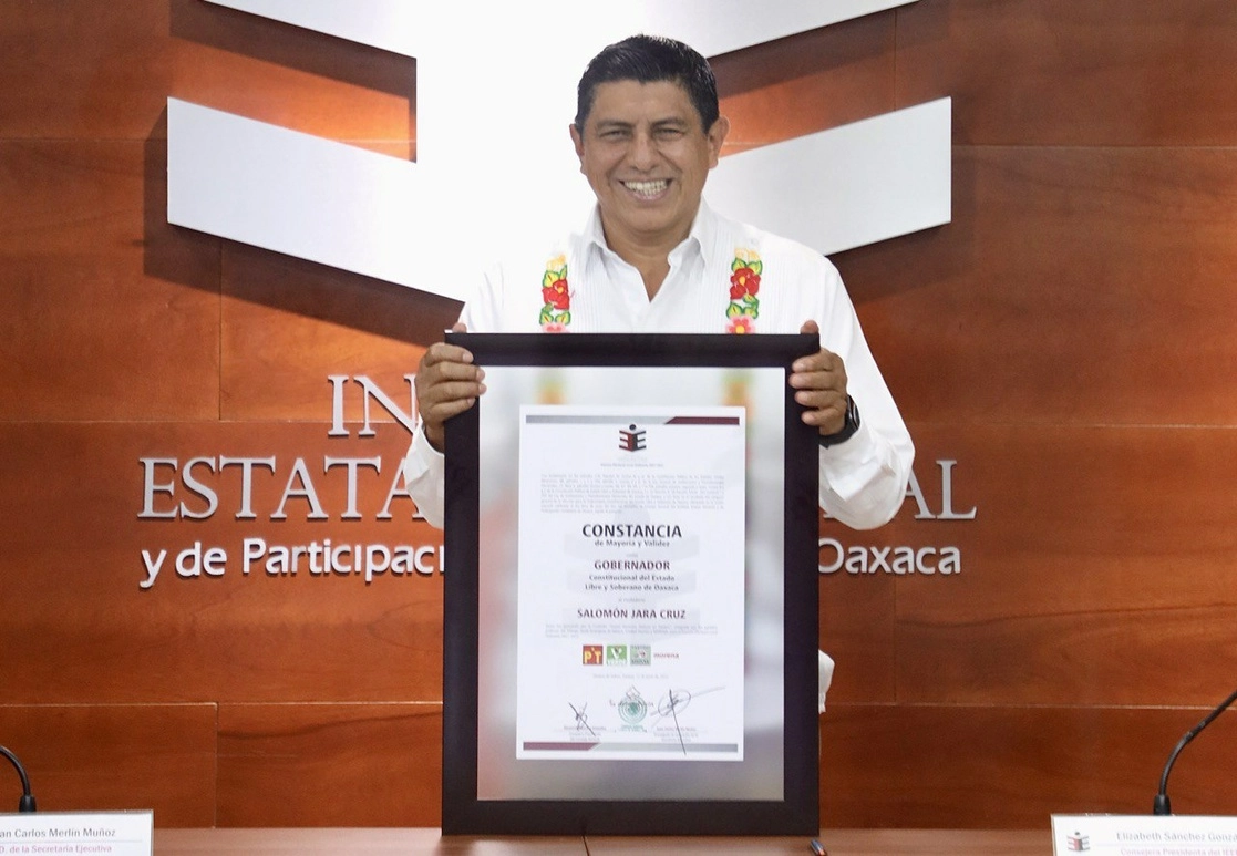 El senador con licencia Salomón Jara Cruz recibió la constancia de mayoría que lo acredita como gobernador electo de Oaxaca para el sexenio 2022-2028. Foto Jorge A. Pérez Alfonso