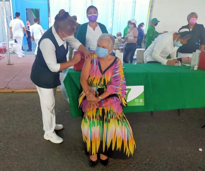 La titular de Segob, Olga Sánchez Corder (c) recibe la dosis de la vacuna antiCovid de Pfizer. Foto tomada de la cuenta de Twitter @M_OlgaSCordero