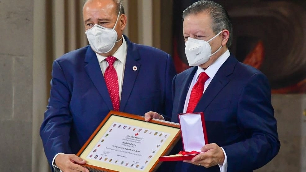 El ministro presidente de la SCJN, Arturo Zaldívar (izq) y el presidente nacional de Cruz Roja, Fernando Suinaga (izq) durante la entrega del reconocimiento. Foto Cruz Roja Mexicana
