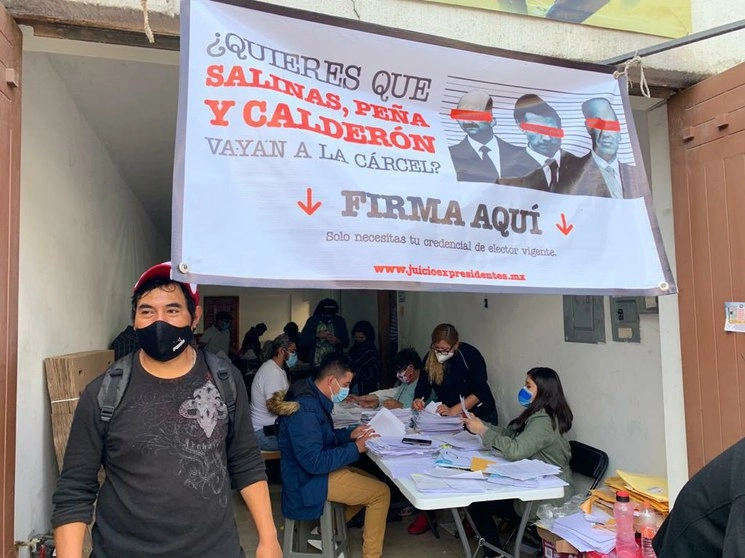 Personas acuden a firmar la consulta para enjuiciar a ex presidentes. Foto María Luisa Severiano