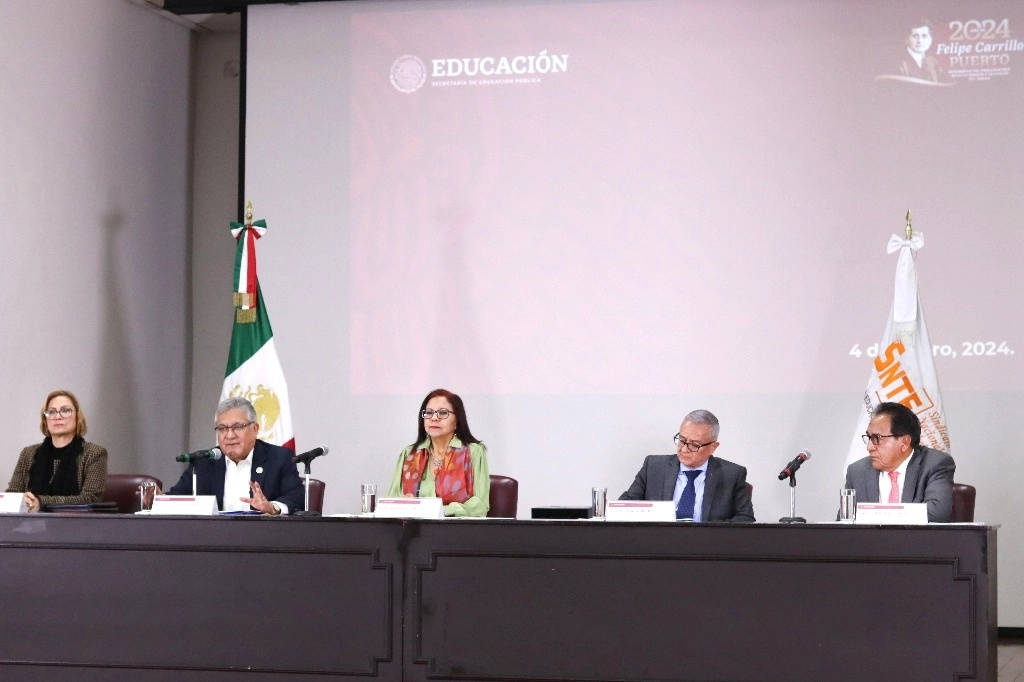 Autoridades de Educación Pública y del SNTE durante la entrega del PND 2024. Foto SEP
