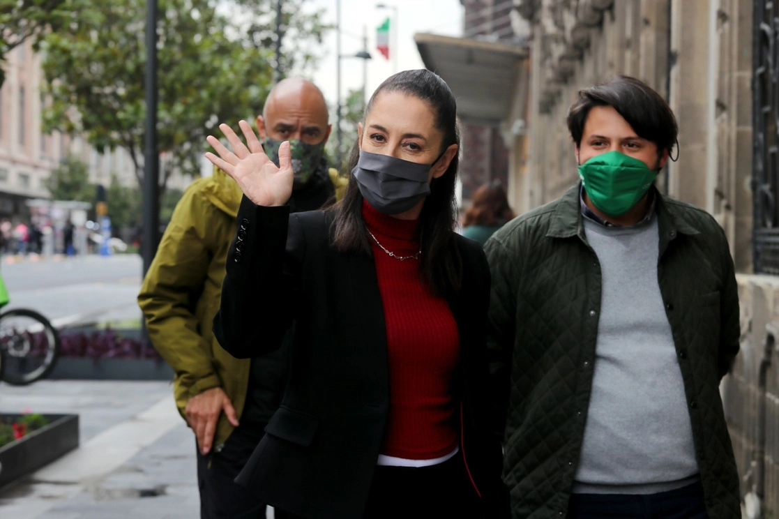 La jefa de Gobierno, Claudia Sheinbaum, a su llegada al Antiguo Ayuntamiento, donde recibió a los alcaldes electos de Álvaro Obregón, Lía Limón; Azcapotzalco, Margarita Saldaña, y Benito Juárez, Santiago Taboada. Foto Roberto García Ortiz