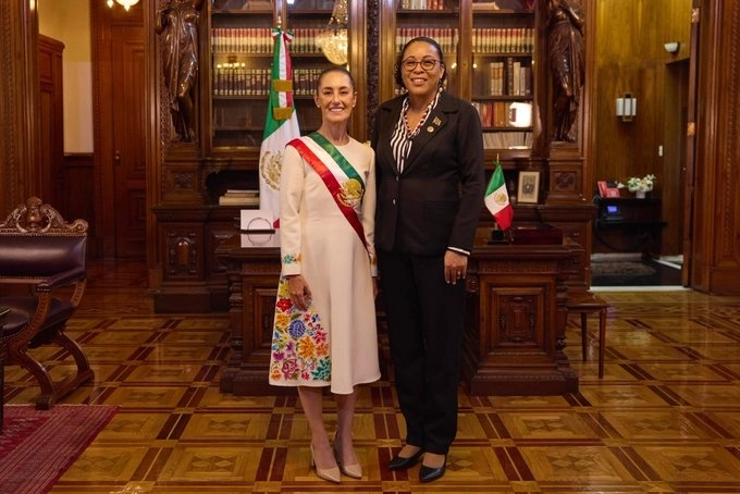 La presidenta, Claudia Sheinbaum (izq) junto con Sylvanie Burton, presidenta de la Mancomunidad de Dominica (der). Foto tomada de la cuenta de X @Claudiashein
