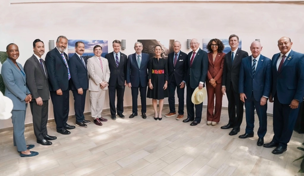 La presidenta electa, Claudia Sheinbuam, junto al embajador Ken Salazar y una comitiva de senadores y congresistas de EU. Foto Tomada de X @Claudiashein