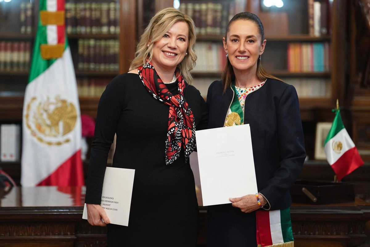 La presidenta Claudia Sheinbaum (der) junto con la embajadora de la República de Polonia, Agnieszka Frydrychowicz-Tekieli (izq). Foto tomada de la cuenta de X 
