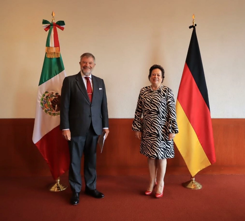 La directora general de Protocolo de SRE, Susana Iruegas (der) junto con el embajador designado de Alemania en México, Wolfgang Dold (izq). Foto tomada de la cuenta de Twitter @SRE_mx