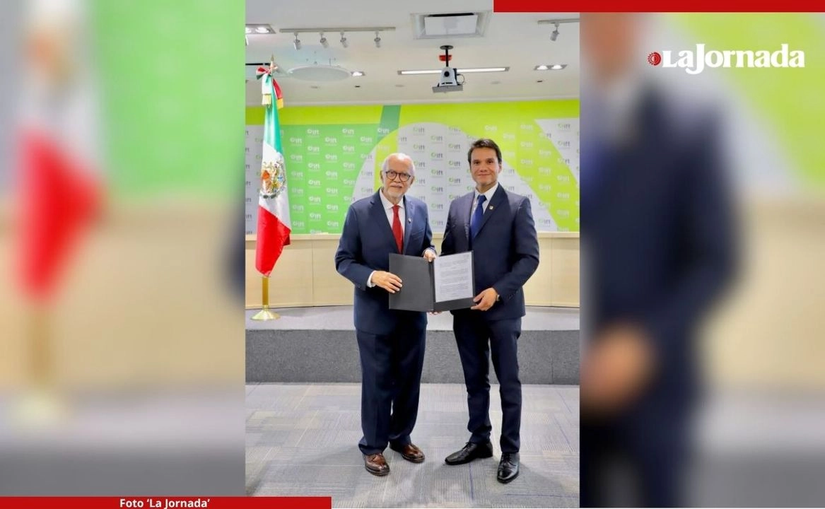 El gobernador de Nayarit, Miguel Ángel Navarro Quintero, recibió del Instituto Federal de Telecomunicaciones (IFT) la renovación por 15 años de la concesión de Tele 10, la televisión pública del estado. Foto