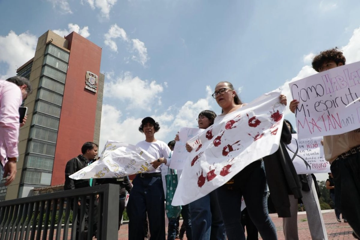 Alumnos de la UNAM durante una protesta frente a la Torre de Rectoría. Foto 
