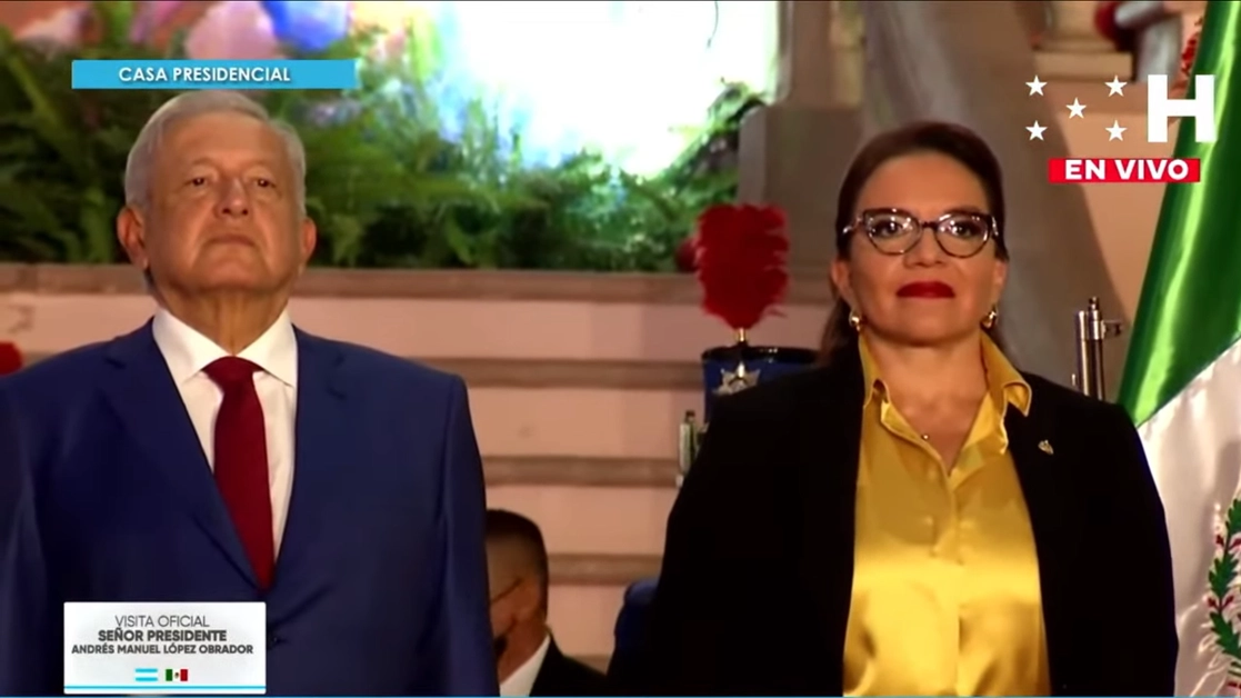 El presidente Andrés Manuel López Obrador (izq) junto con su homologa de Honduras, Xiomara Castro (der). Imagen tomada del video emitido en redes sociales

