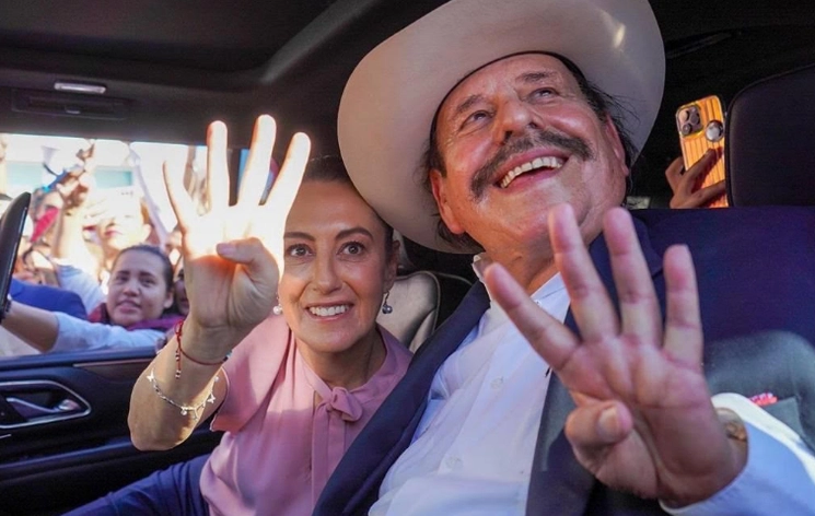 Claudia Sheinbaum en compañía de Armando Guadiana, abanderado de Morena al gobierno estatal. Foto Leopoldo Ramos 