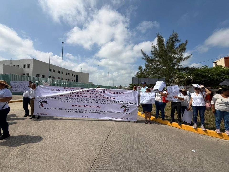 Empleados de la Secretaría de Salud de Veracruz, del área de vectores, se presentaron en el recinto del evento para pedir a las autoridades les brinden una plaza de trabajo en el municipio de Coatzacoalcos.