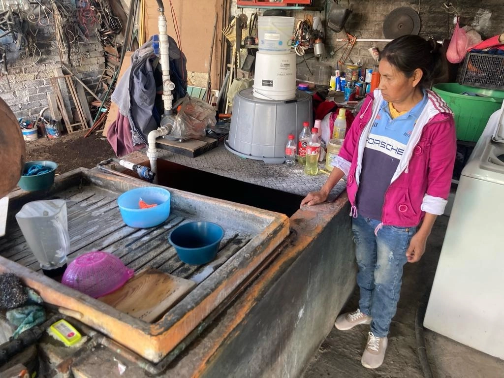 La familia Pérez, en la colonia Selene, alcaldía Tláhuac, recibe dos tandeos de agua a la semana durante unas tres horas, en las que almacena la mayor cantidad posible en su pileta, tinacos y cubetas. Foto Ángel Bolaños



