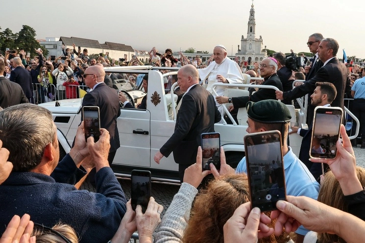 El papa Francisco detuvo su comitiva en varias ocasiones para bendecir a bebés y niños que eran alzados por los fieles, y saludó a las miles de personas tras las vallas de seguridad en Fátima, Portugal. Foto Europa Press