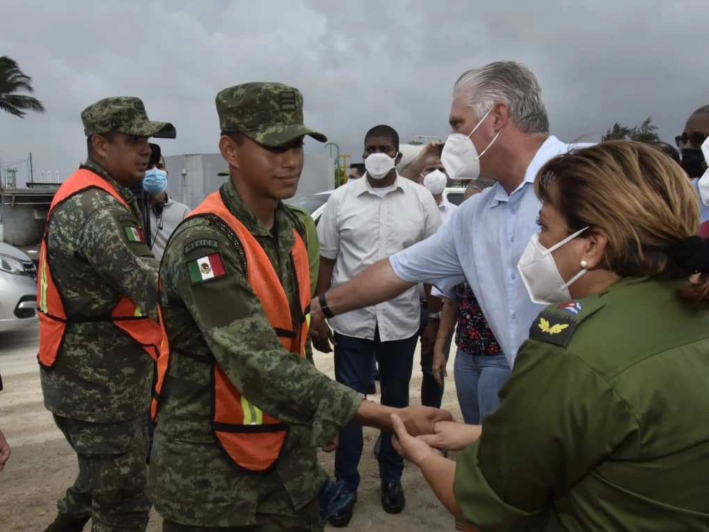 Miguel Díaz-Canel, presidente de Cuba, durante su visita a la zona de desastre por el incendio en Matanzas el pasado 10 de agosto. Foto tomada de Twitter @DiazCanelB.