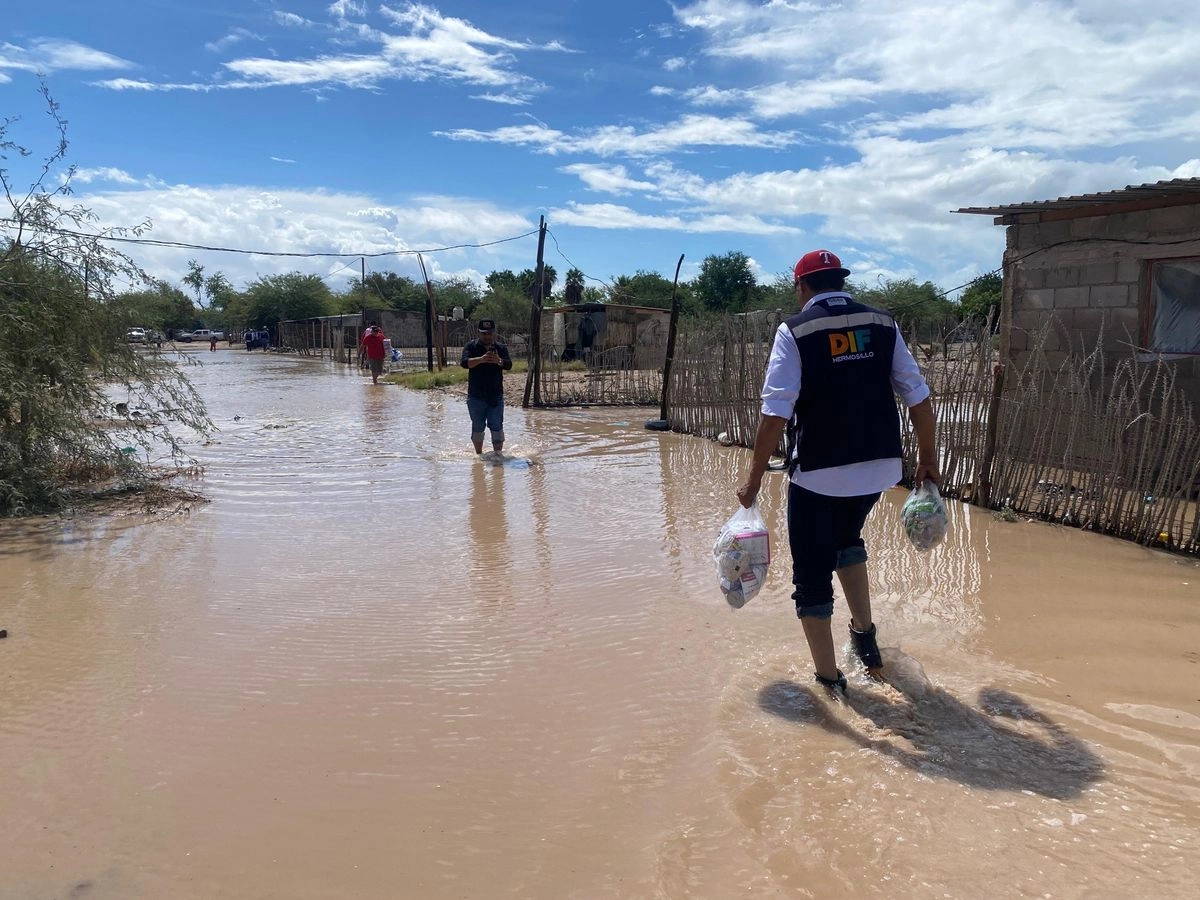 En el Poblado Miguel Alemán, 87 personas permanecen resguardadas en el Centro Hábitat, mientras que en esa localidad y en Bahía de Kino se entregaron alimentos no perecederos y artículos de higiene personal durante una jornada de apoyo organizada por el DIF Hermosillo y grupos comunitarios.
