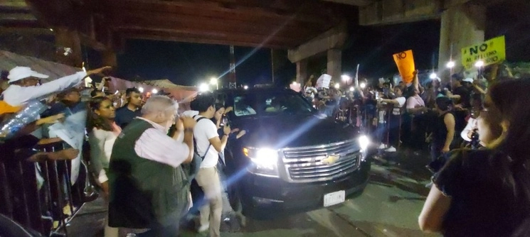 Cientos de personas esperaron por varias horas al presidente Andrés Manuel López Obrador en su viaje por el tren del Ferrocarril del Istmo de Tehuantepec. Foto Sayda Chiñas 