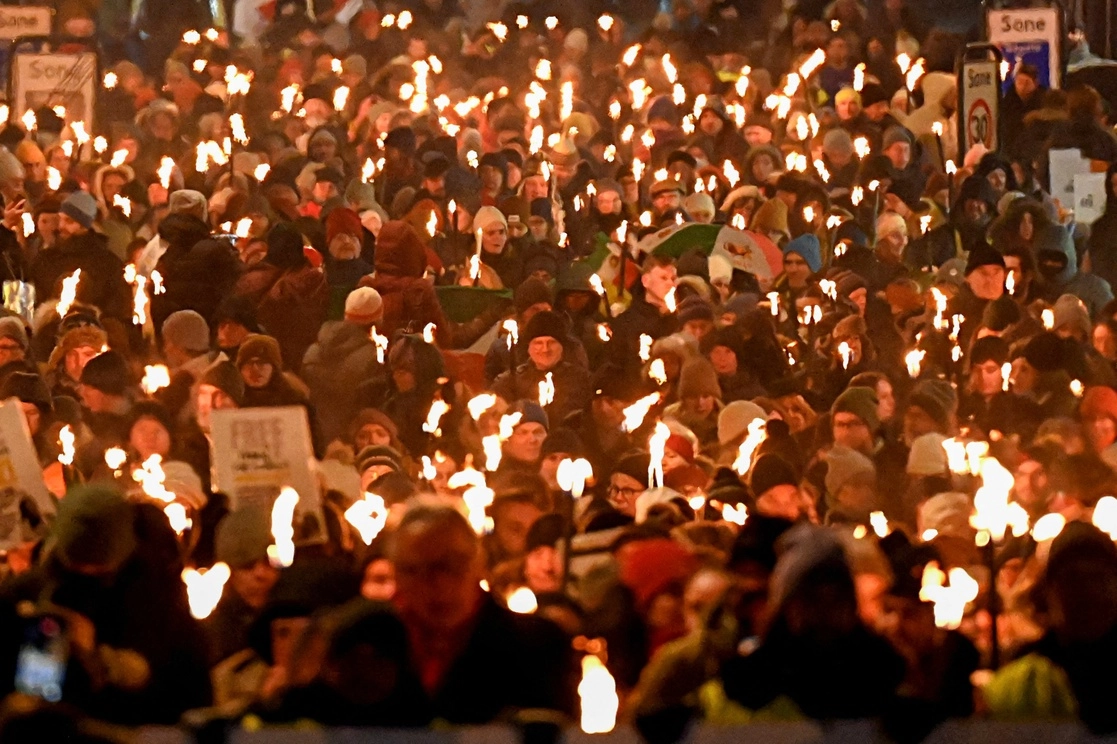 Procesión para saludar a los ganadores del Premio Nobel 2022 en Oslo, después de la ceremonia de entrega del Premio, el 10 de diciembre de 2022. Foto Afp