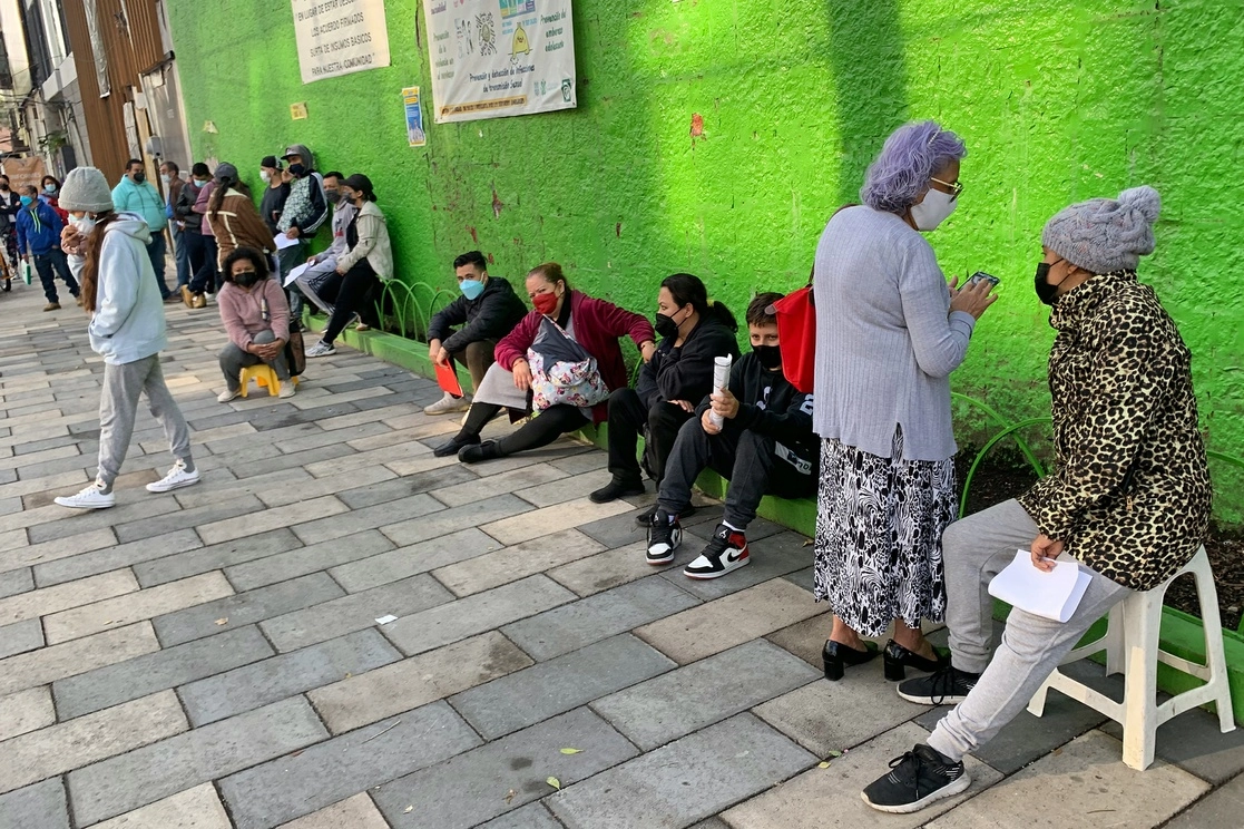La Ssa descartó una eventual escasez del antígeno para menores. En la imagen, solicitantes de pruebas covid en la colonia Doctores. Foto José Antonio López