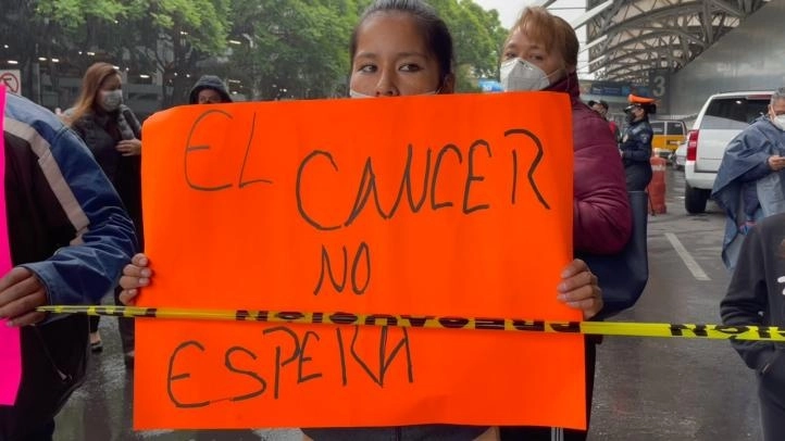 Padres de niños con cáncer y personas que los apoyan en una protesta para exigir medicamentos, el 30 de junio de 2021. Foto Yazmín Ortega Cortés