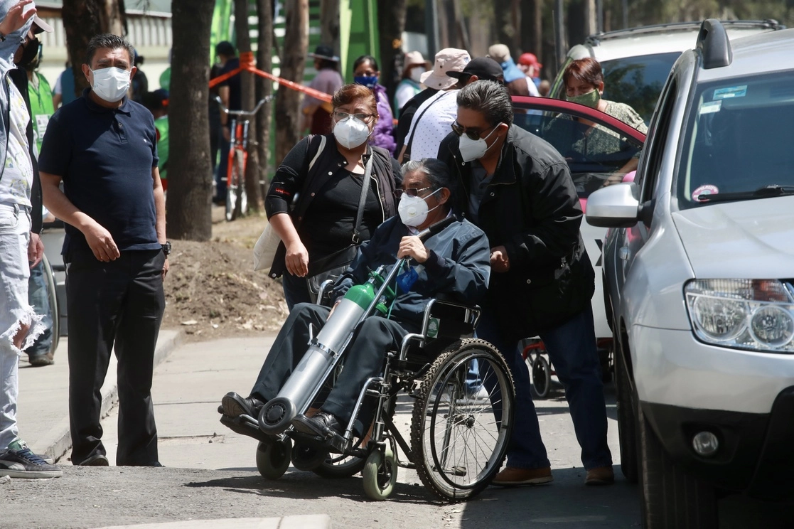Durante la aplicación del inmunógeno contra el Covid-19 a las personas mayores en las instalaciones de la unidad militar El Vergel, en la alcaldía Iztapalapa, Ciudad de México, el 6 de abril de 2021. Foto Luis Castillo