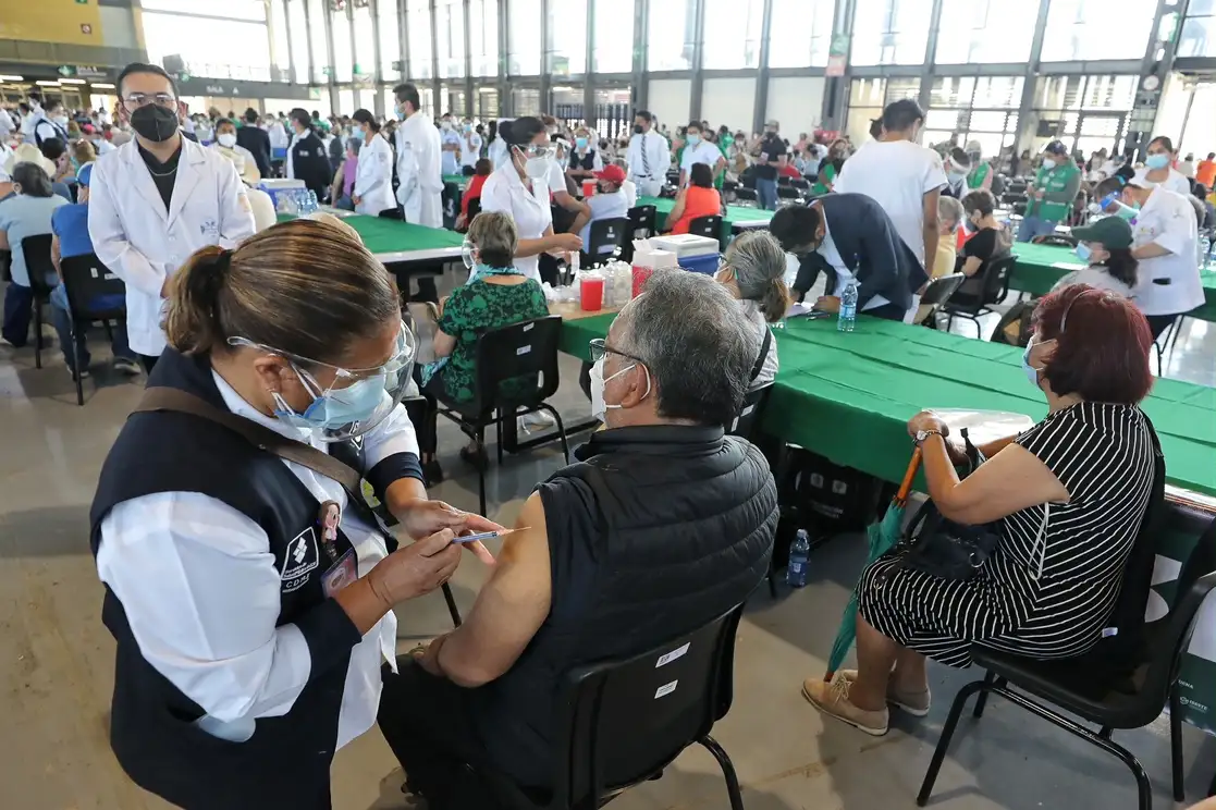 Adultos mayores de 60 años reciben la vacuna contra Covid-19 en el módulo instalado en el Centro de Exposiciones y Congresos de la UNAM en Ciudad Universitaria, alcaldía de Coyoacán, Ciudad de México. Foto Marco Peláez / Archivo