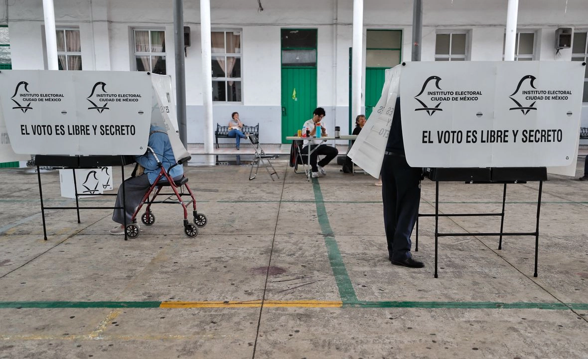 Ciudadanos emiten su voto en una casilla instalada en CDMX el pasado 01 de junio de 2025. Foto 