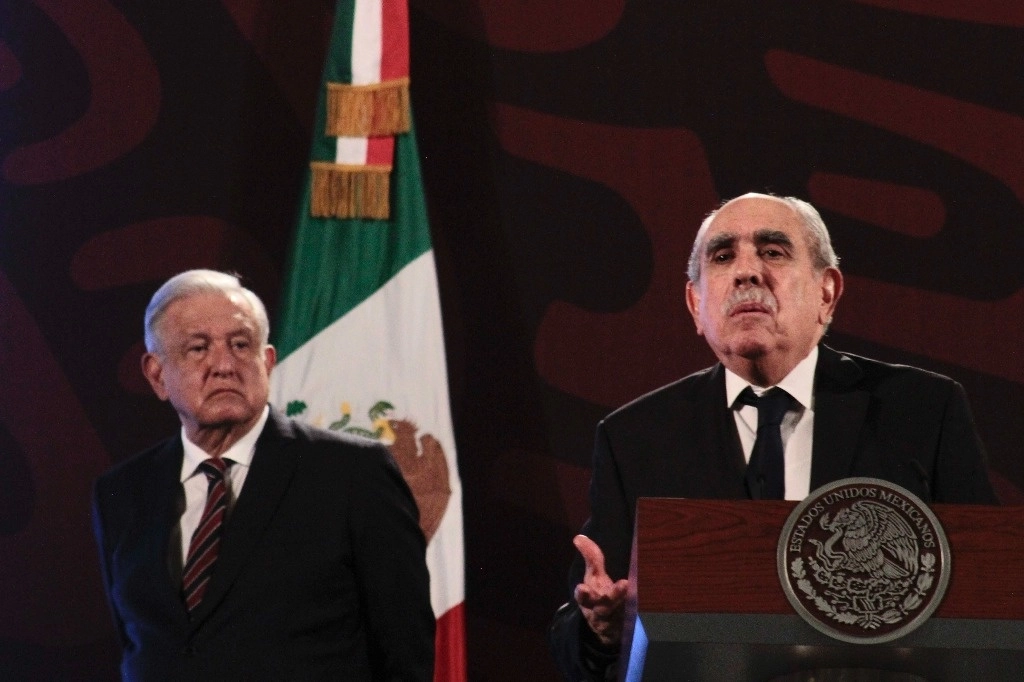Pablo Gómez, director de la Unidad de Inteligencia Financiera junto al presidente, Andrés Manuel López Obrador, en la conferencia matutina desde Palacio Nacional. Foto Trinidad Zamudio / Archivo