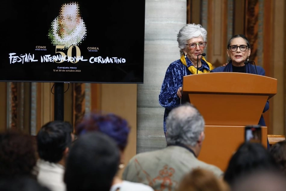 La pintora Carmen Parra, quien con su inagotable imaginación crea un lenguaje propio, fue galardonada con la Presea Cervantina. Foto cortesía del festival