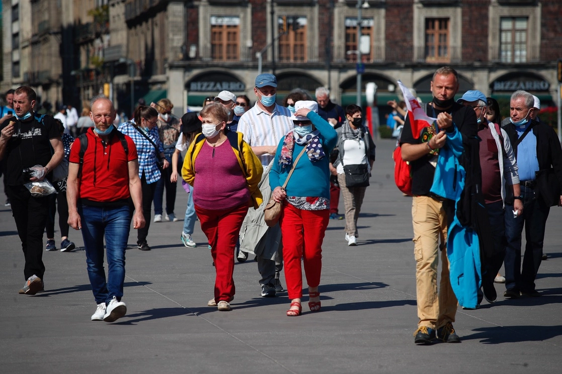 Turistas pasean por el Zócalo capitalino, en febrero pasado. Foto Cristina Rodríguez