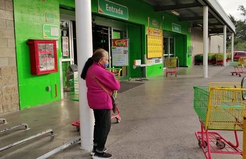 Una mujer espera fuera de un supermercado en Tlaquepaque, Jalisco, donde le impidieron el paso debido a que, entre las restricciones locales impuestas por la pandemia de Covid-19 en el estado, destaca la de prohibir que personas de más de 60 años salgan de sus casas. Foto Arturo Campos Cedillo