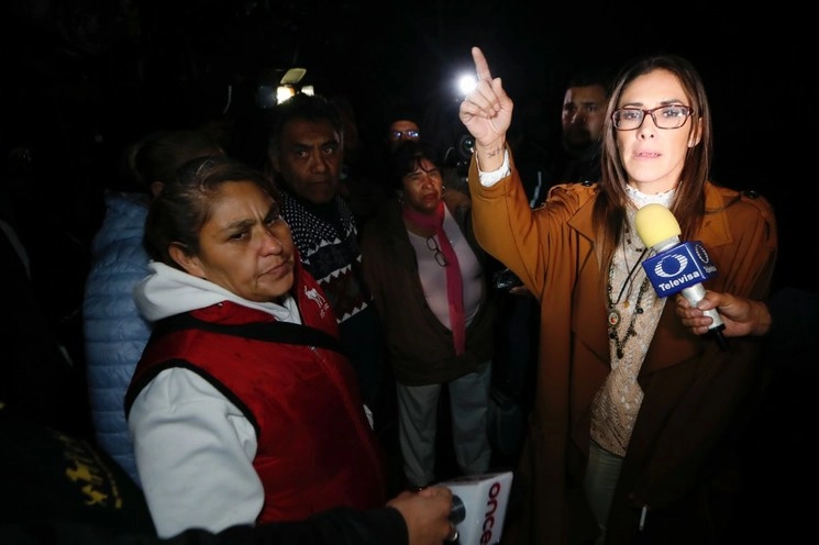 Mariana Moguel Robles, hija de Rosario Robles, durante el receso de la comparecencia de la ex funcionaria en el juzgado del Reclusorio Sur. Foto Víctor Camacho