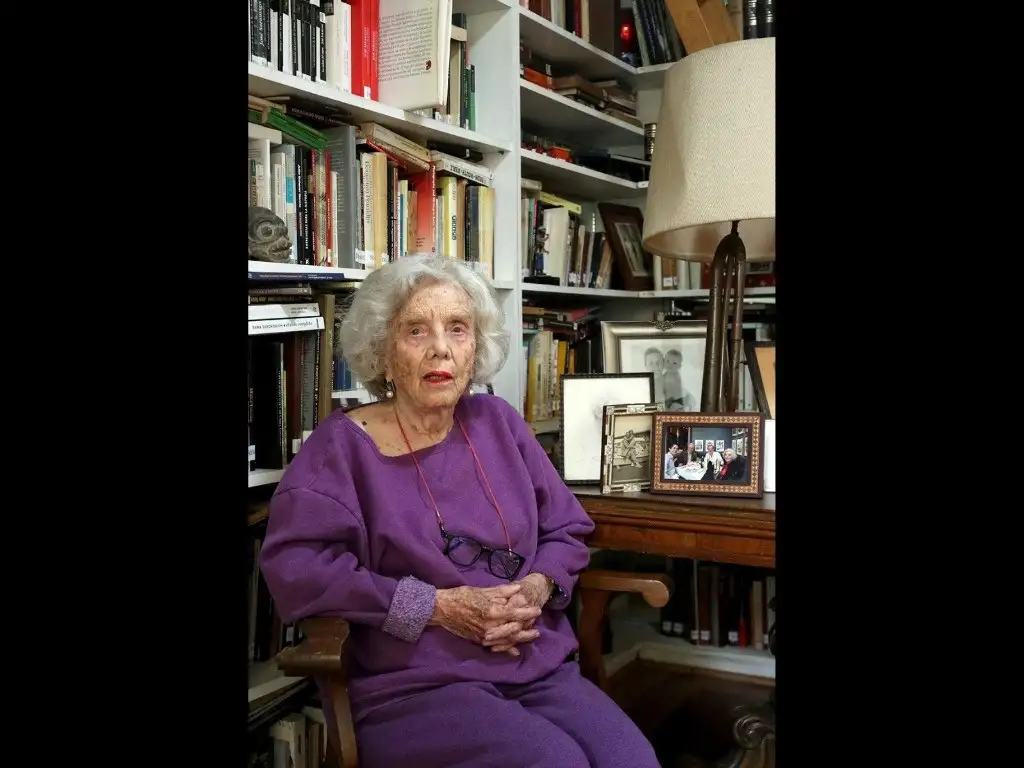 La escritora Elena Poniatowska expresa que la medalla que recibirá mañana en el Senado es como el remate de toda una vida. Siento que la distinción también será para José Emilio Pacheco y Carlos Monsiváis, mis compañeros. Se dijo de acuerdo en que el periodismo es como un retrato hecho de palabras y que no fue fotógrafa porque no puedo cerrar un ojo ni para coquetear. A los jóvenes periodistas les aconseja observar, pero también estar bien informados: ‘‘estar lee y lee’’. Foto María Luisa Severiano