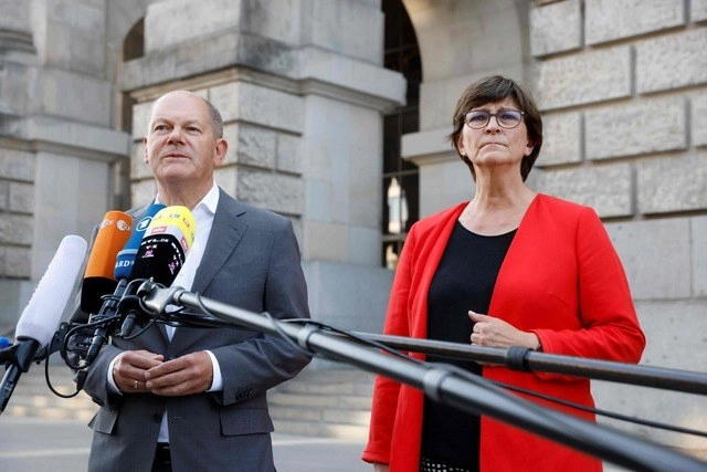 El ministro alemán de Finanzas, Olaf Scholz y la colideresa del partido SPD informan sobre la recepción de migrantes por parte de Alemania. Foto Afp